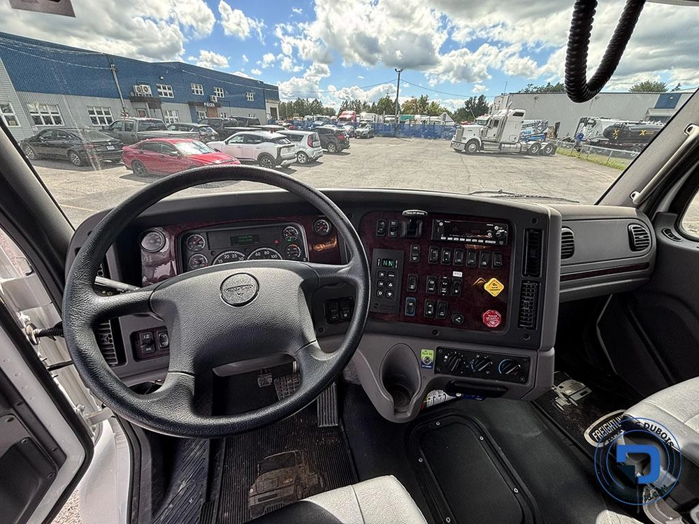 2023 Freightliner M2-106 alt
