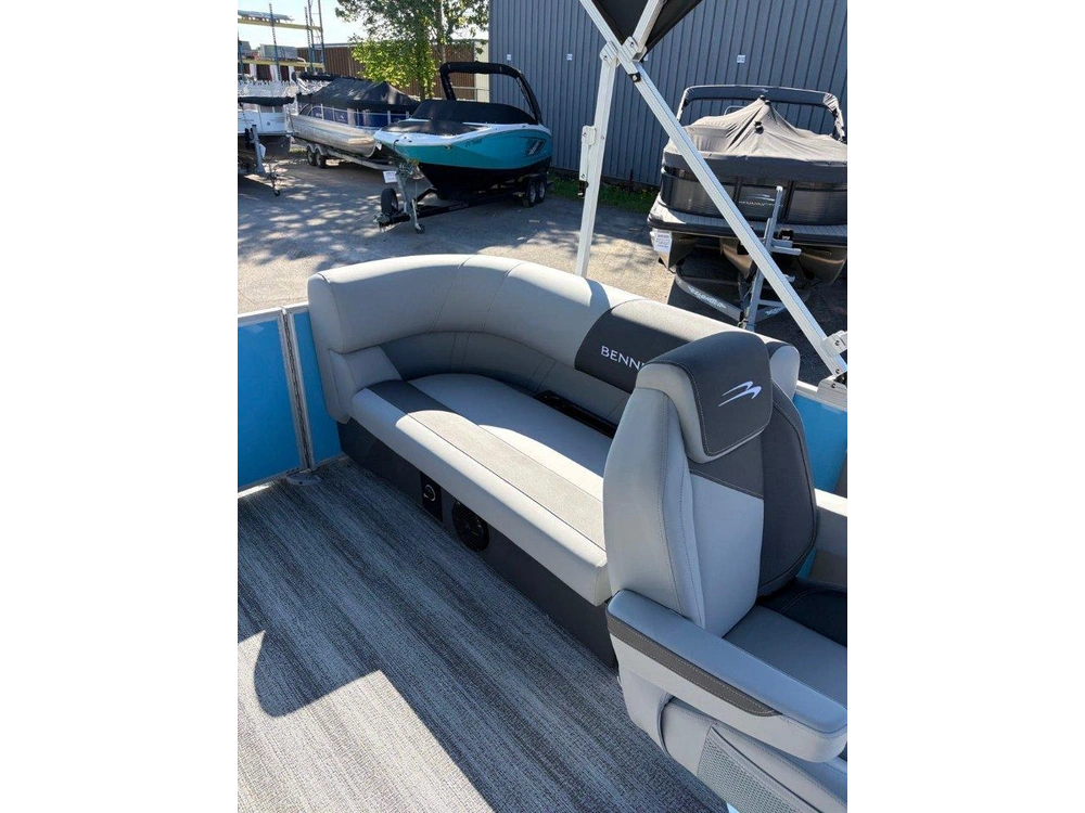 Bennington Marine 21 S Stern Radius 2026 alt