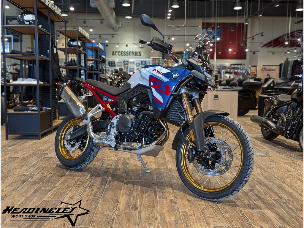 2026 BMW F 900 GS // Racing Blue Metallic Matte/Light White 