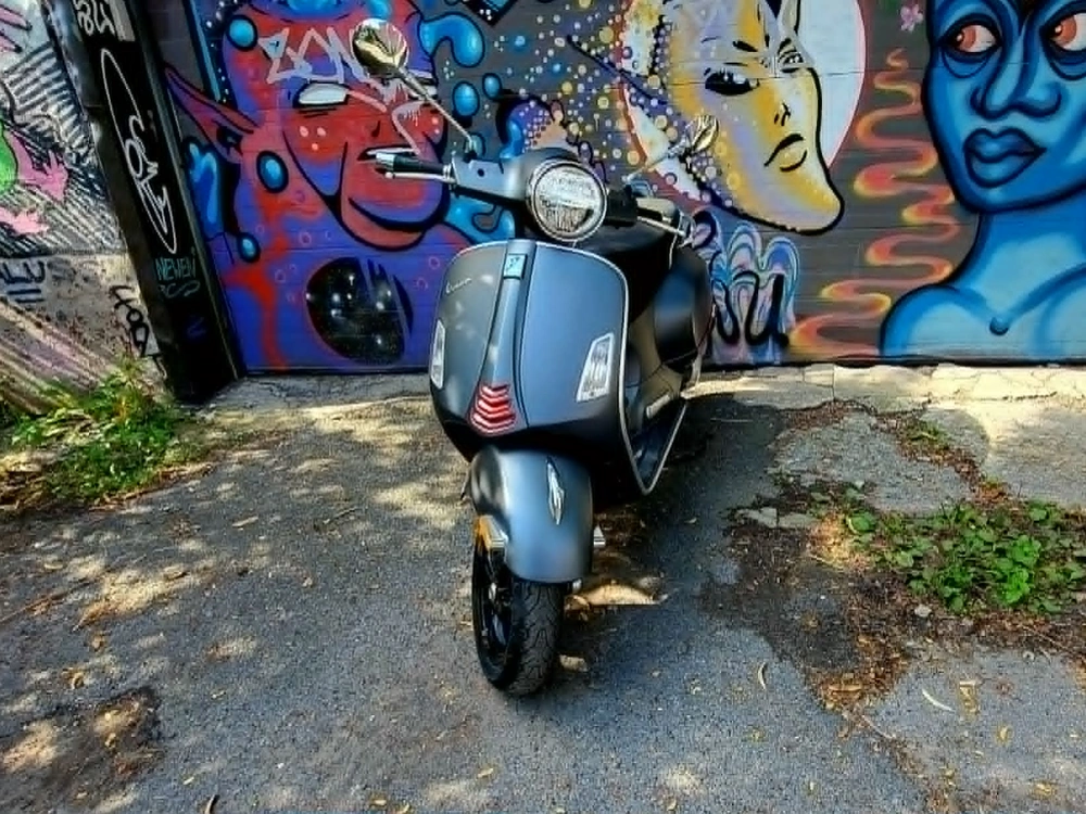 2022 Vespa Gts 300 alt