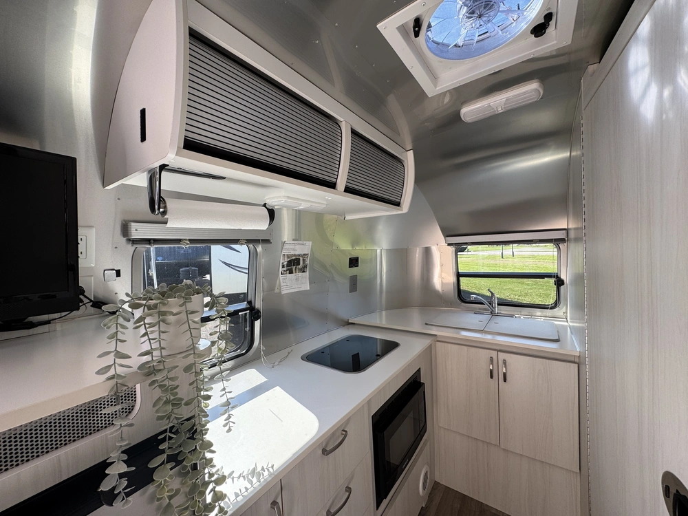 2020 Airstream Bambi 20fb alt