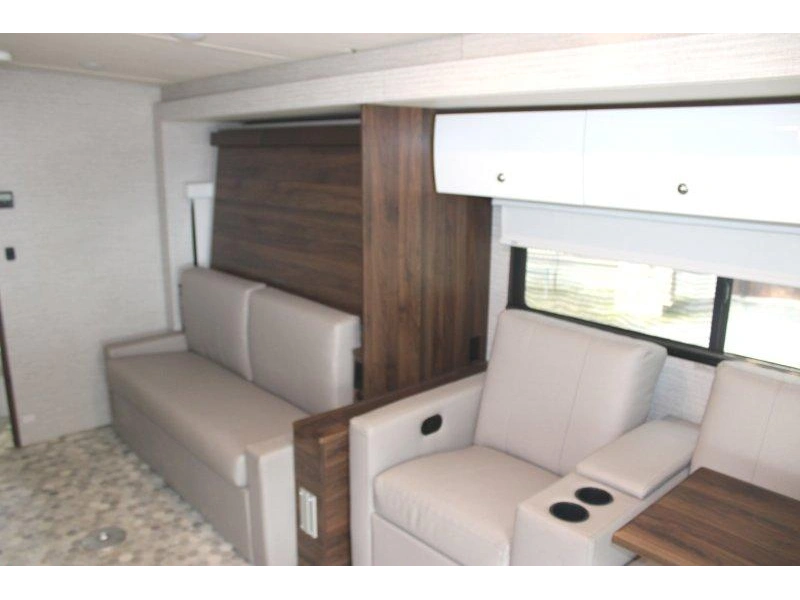Winnebago View 24d 2021 alt