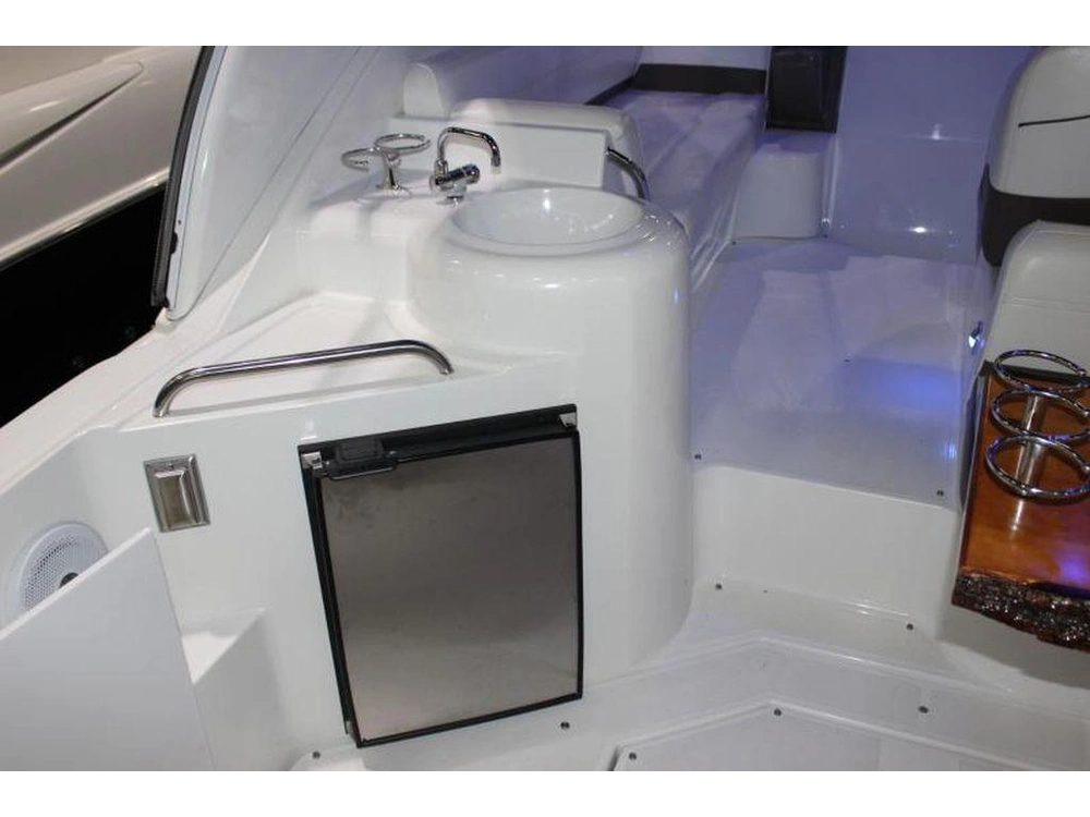 2011 Cruisers Yachts 300 Express alt