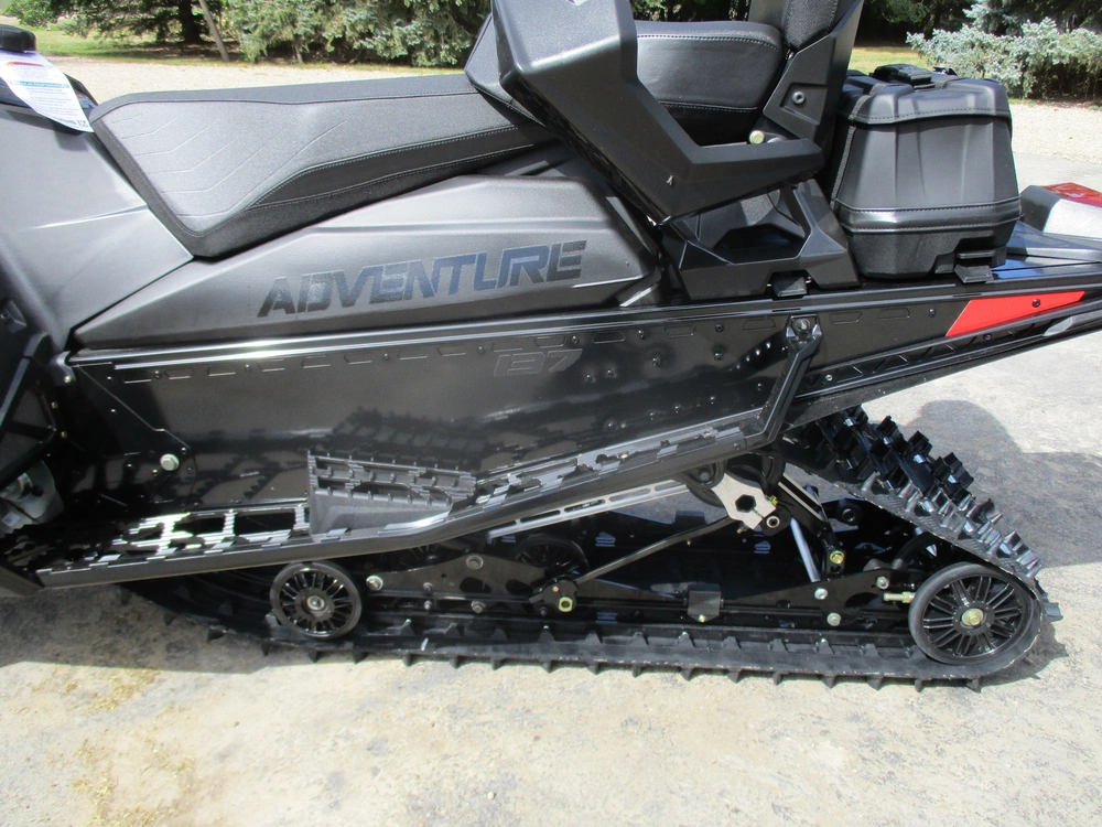 2027 Polaris Sno-27 650 Indyadv137 1.35 Blk alt