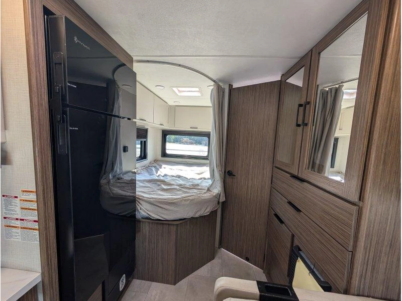 Thor Motor Coach Echelon Lc21 2027 alt