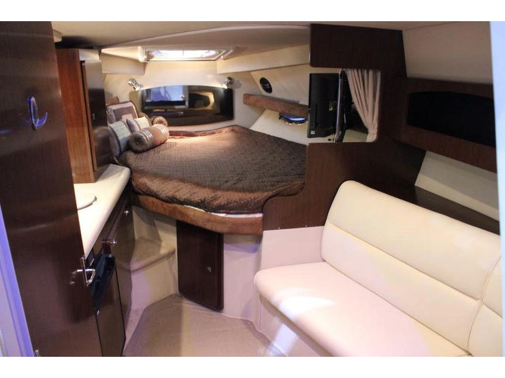2011 Cruisers Yachts 300 Express alt