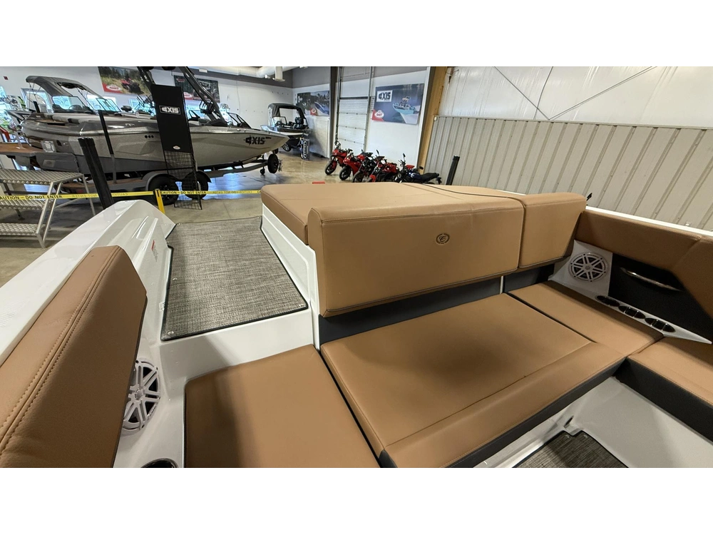 2027 Cobalt Boats Cs23 alt