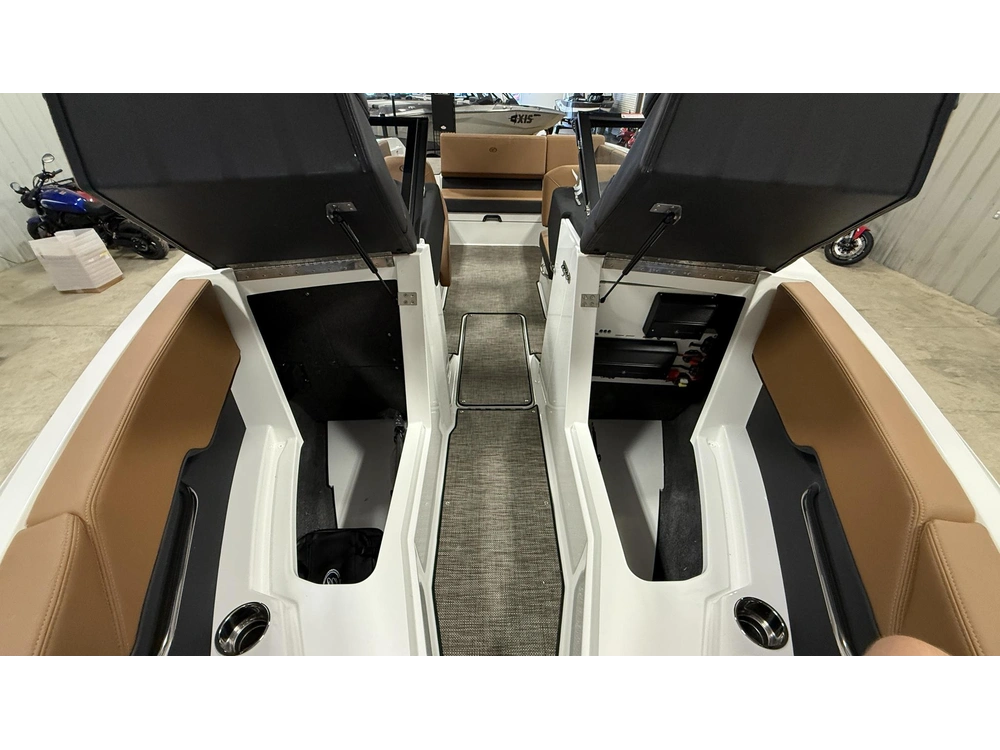 2027 Cobalt Boats Cs23 alt