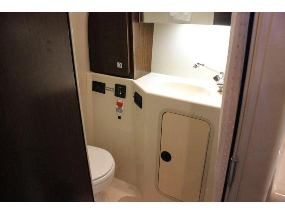 2011 Cruisers Yachts 300 Express alt
