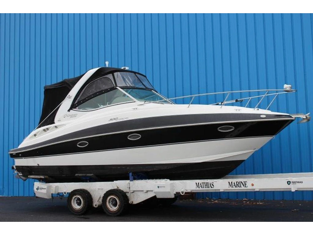 2011 Cruisers Yachts 300 Express alt