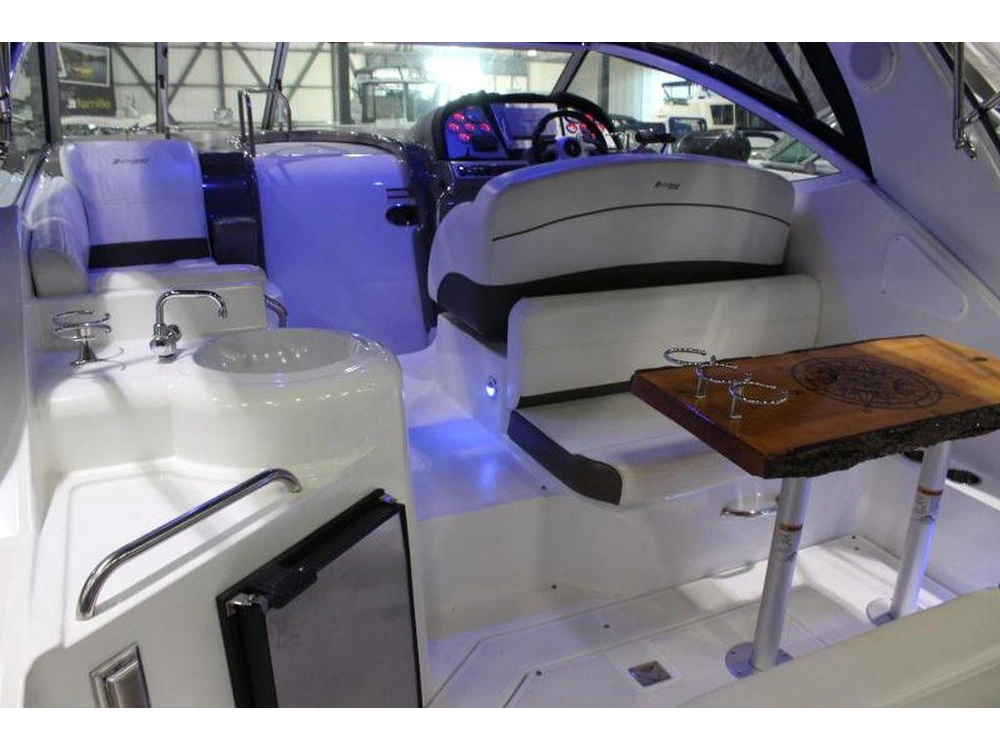 2011 Cruisers Yachts 300 Express alt
