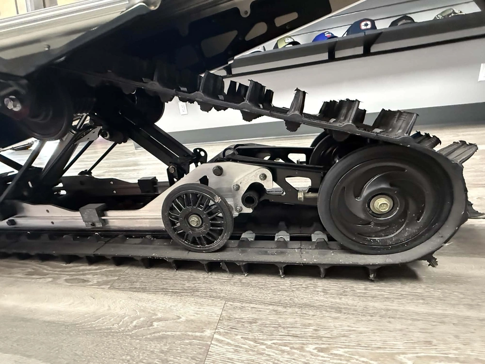 2025 Polaris Indy Voyageur 550 155 alt