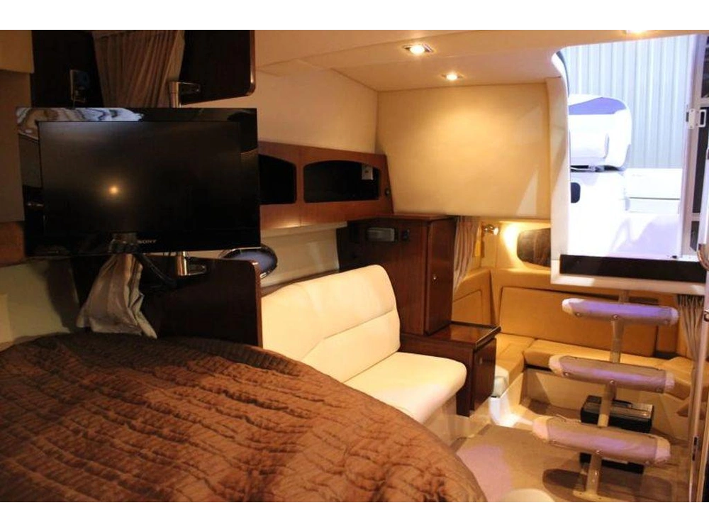 2011 Cruisers Yachts 300 Express alt