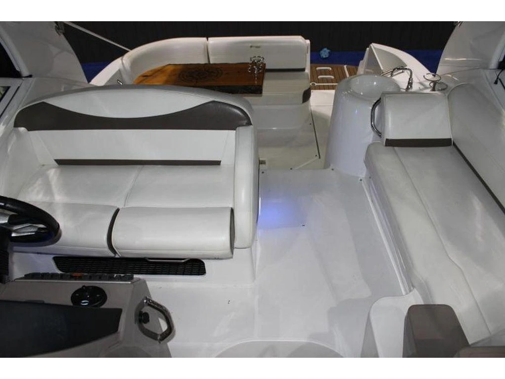 2011 Cruisers Yachts 300 Express alt
