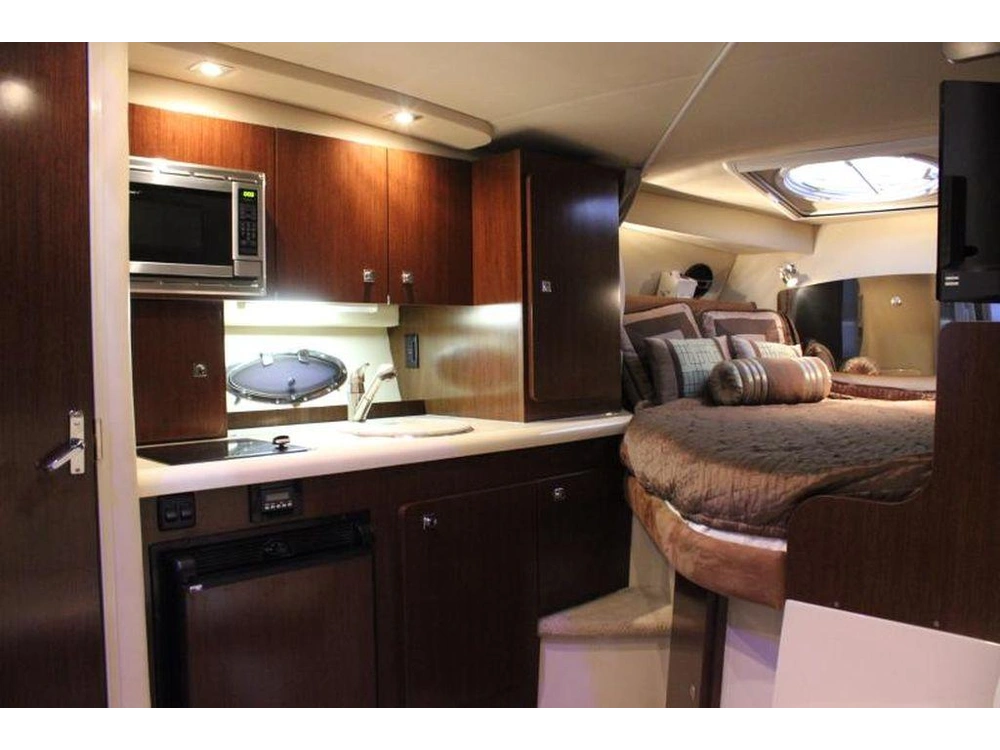 2011 Cruisers Yachts 300 Express alt