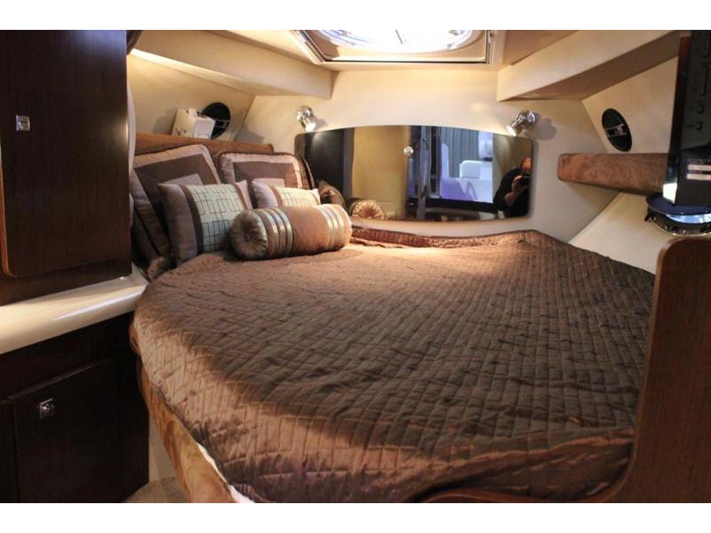 2011 Cruisers Yachts 300 Express alt