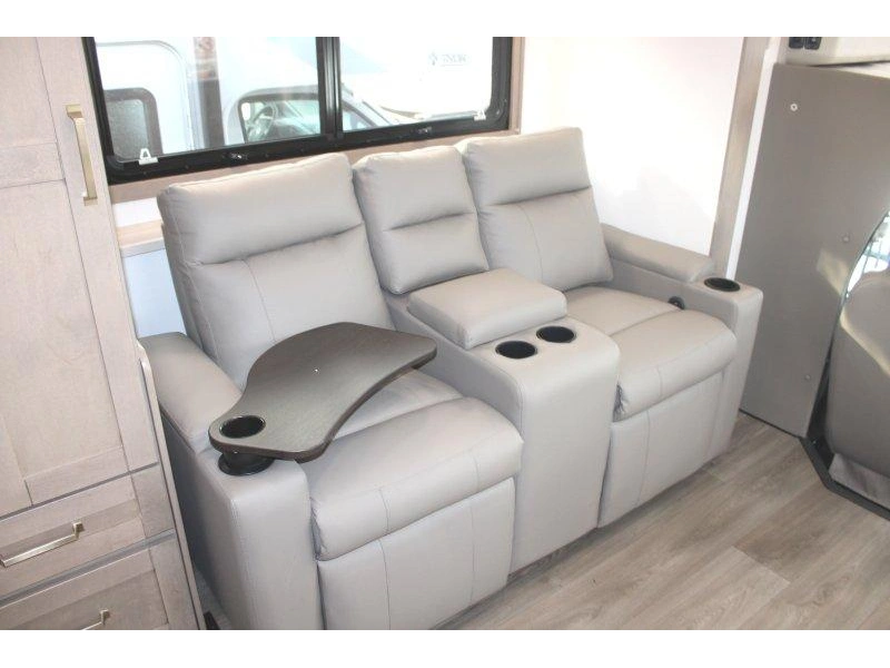 Entegra Coach Odyssey 24b 2027 alt