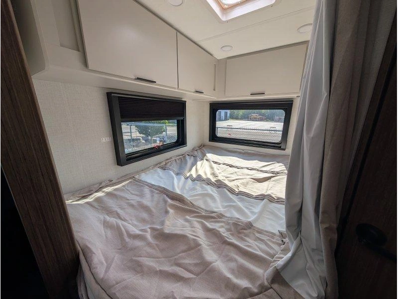 Thor Motor Coach Echelon Lc21 2027 alt