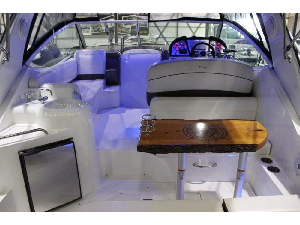 2011 Cruisers Yachts 300 Express alt