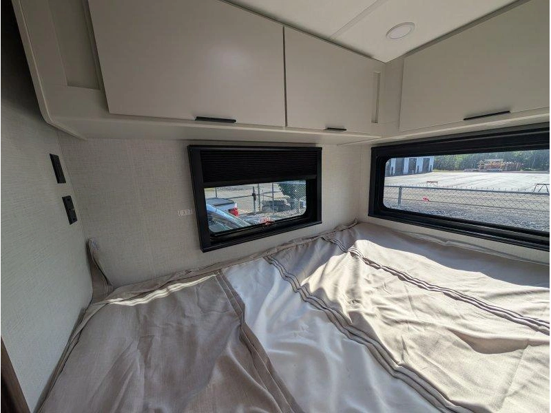 Thor Motor Coach Echelon Lc21 2027 alt