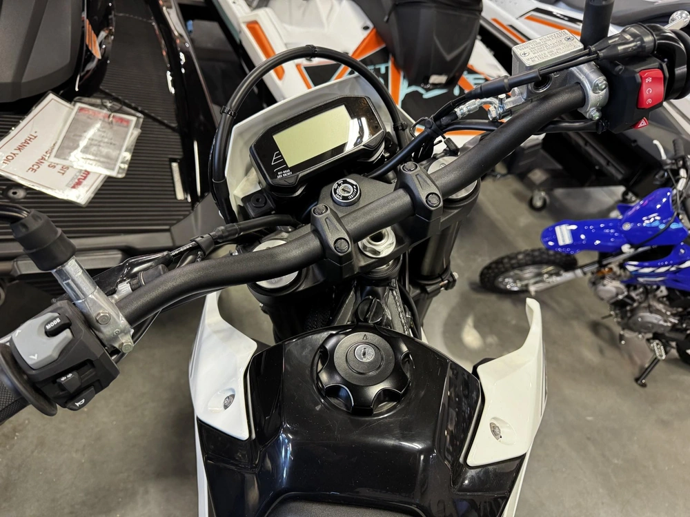 2025 Suzuki Dr-z4sm alt
