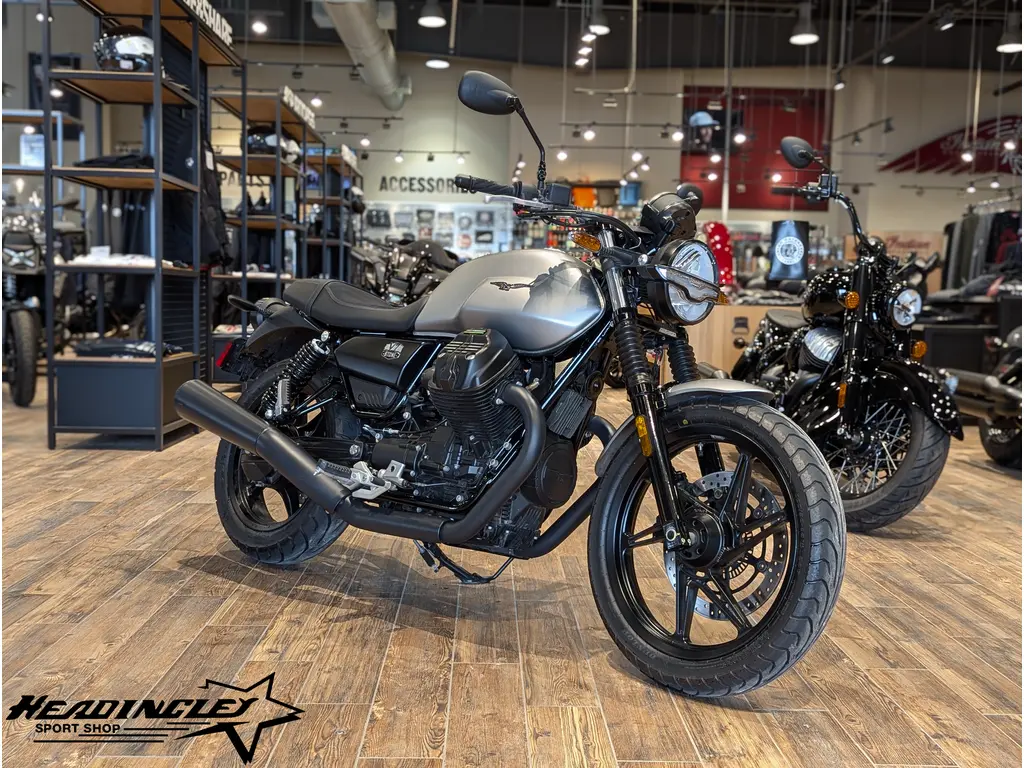 2023 Moto Guzzi V7 Stone // Grigio Alluminio