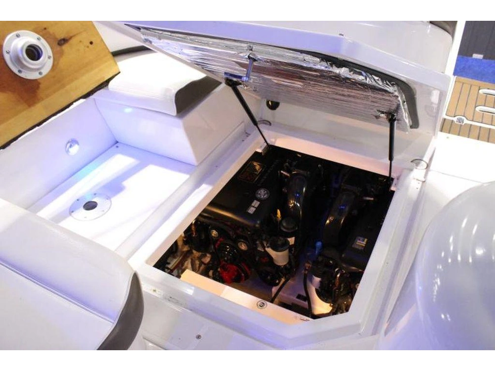 2011 Cruisers Yachts 300 Express alt