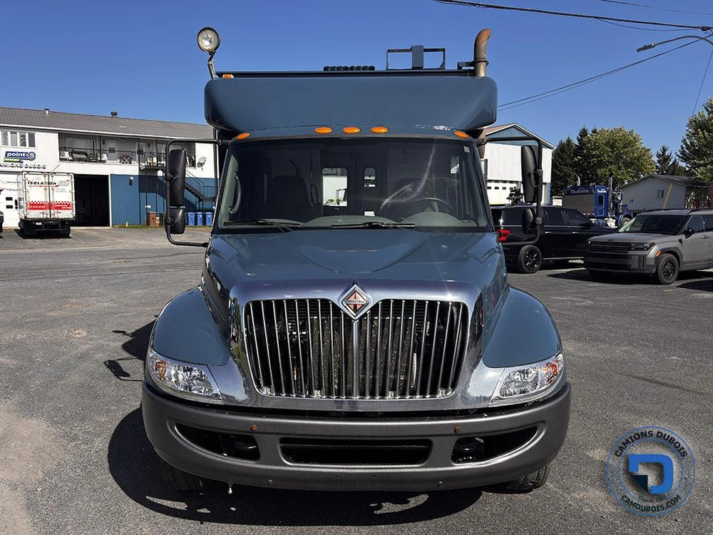 2004 International 4400 alt