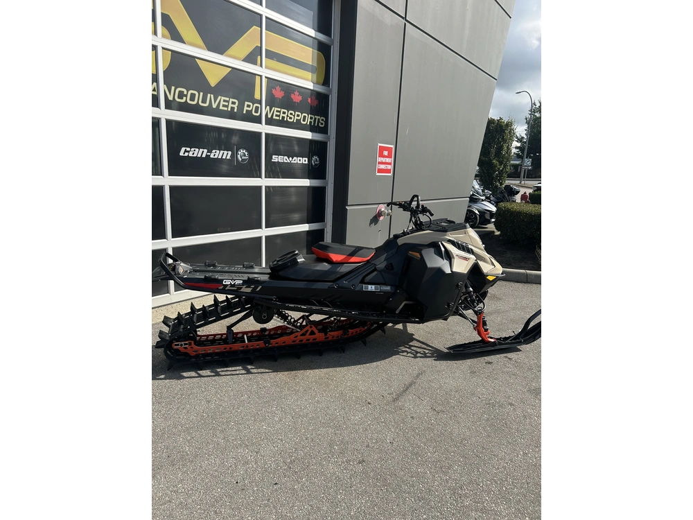 2027 Ski-doo Summit Adrenaline 154 850 E-tec Powdermax Ultra-light Flexedge 3.0' Shot alt