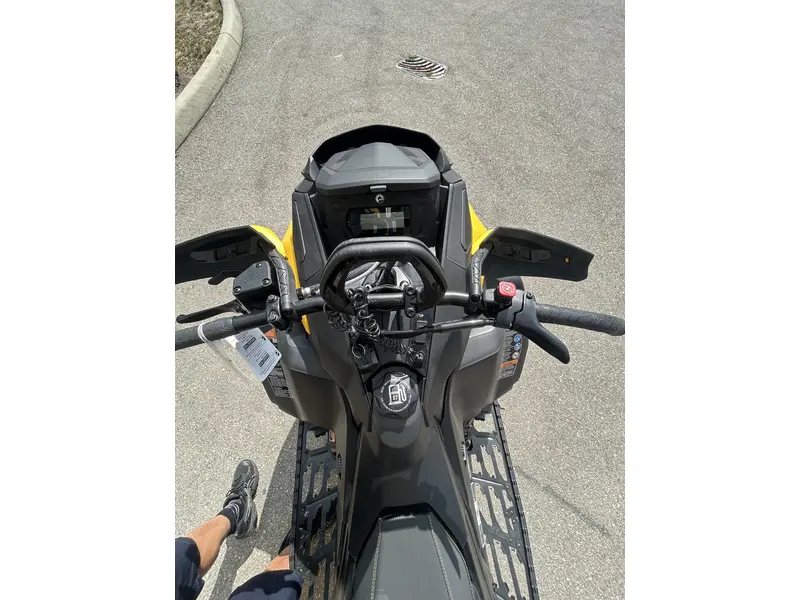2026 Ski-Doo SUMMIT NEO + 600 EFI HURRICANE FLEXEDGE 1.75' E.S.