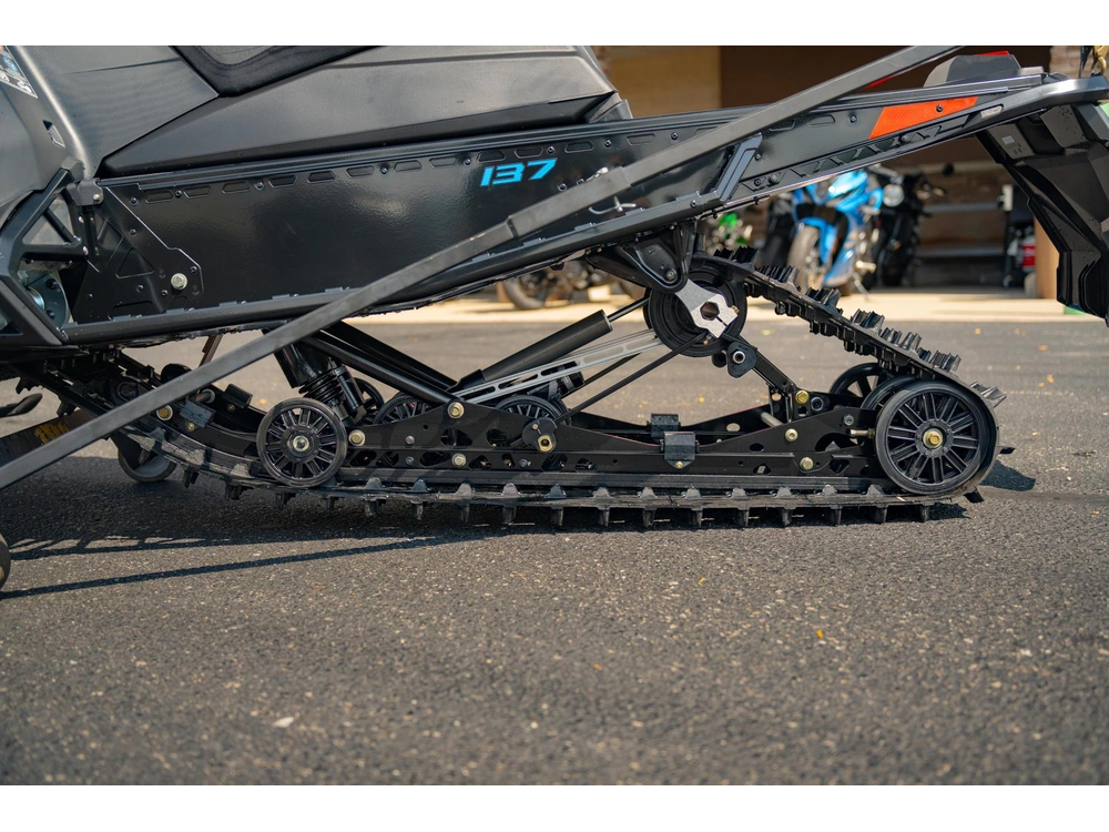 2026 Polaris 850 Indy Xc 137 Gloss Black / Blue Dusk
