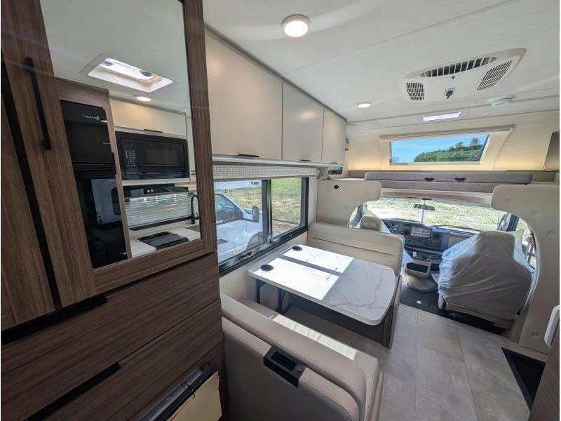 Thor Motor Coach Echelon Lc21 2027 alt