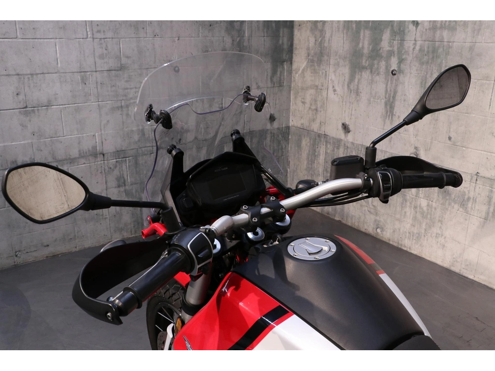 2022 Moto Guzzi V85 Tt alt