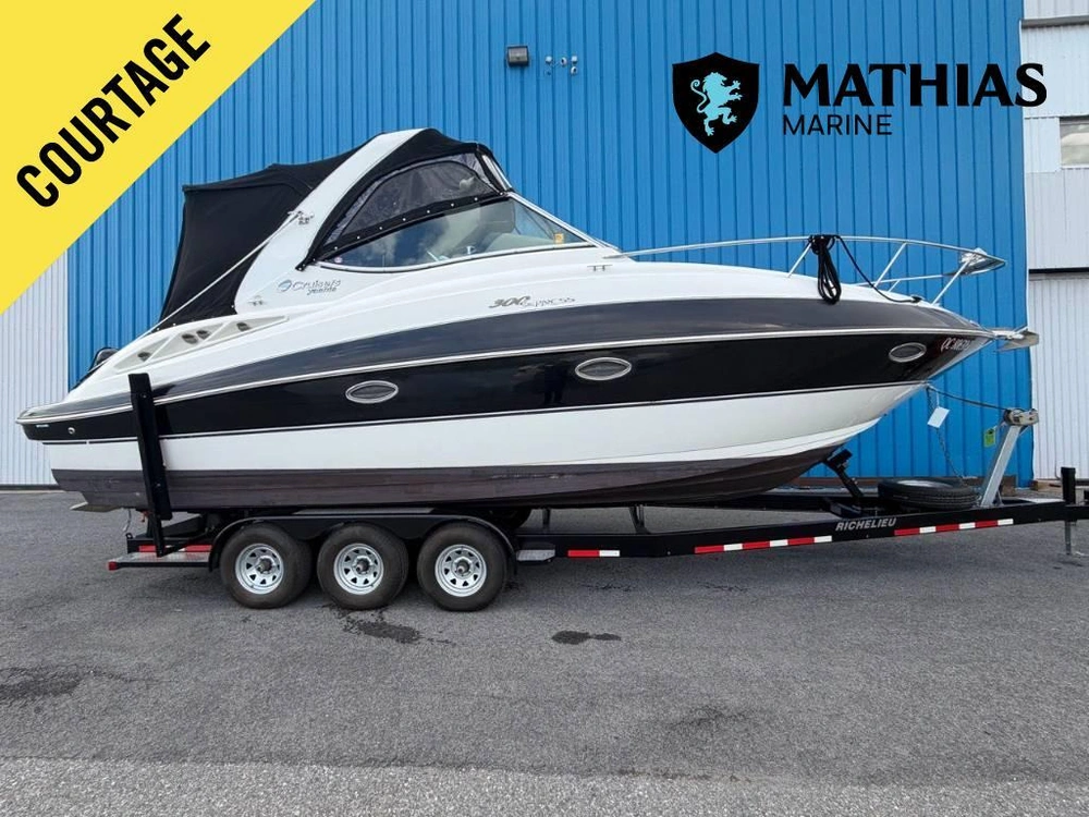 2011 Cruisers Yachts 300 Express alt