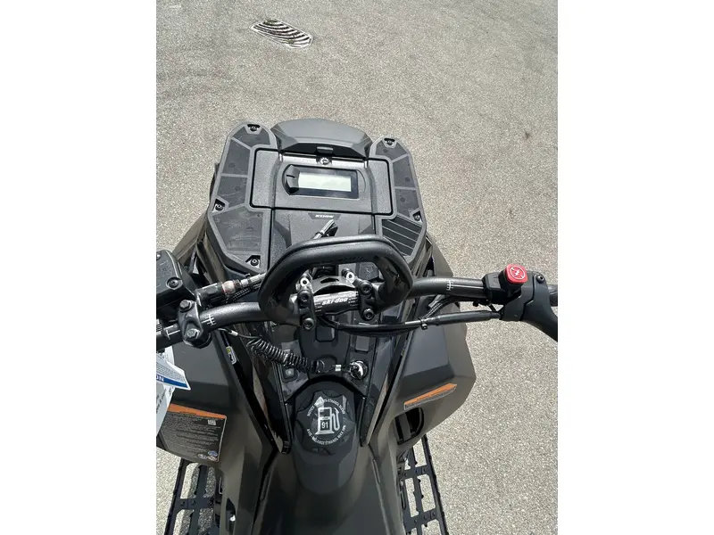 2025 Ski-Doo SUMMIT ADR W/ EDGE PKG 165 850 E-TEC POWDERMAX X-LIGHT FLEXEDGE 3.0" SHOT