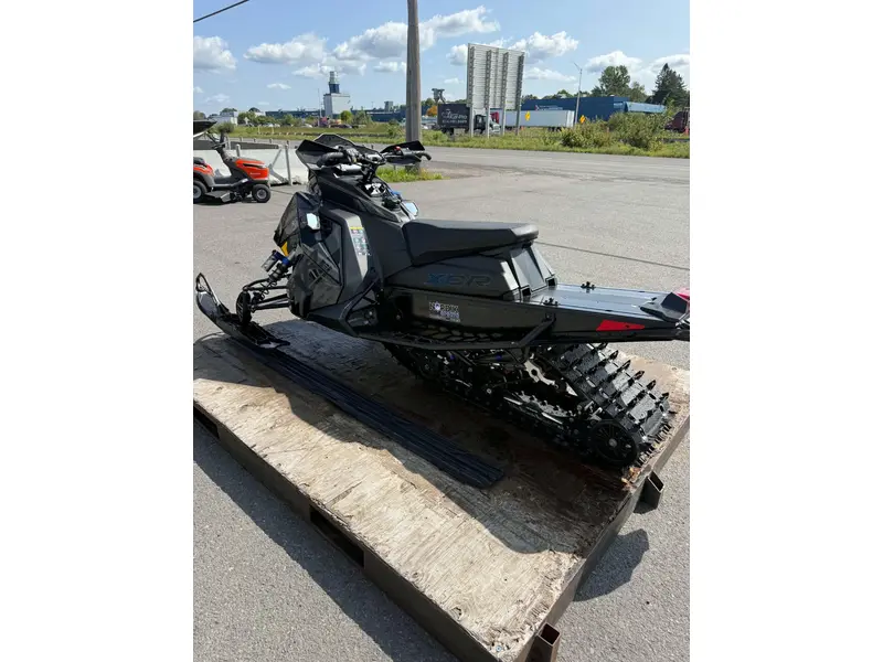 2025 Polaris 9R INDY XCR 136 DEMO 781 KM