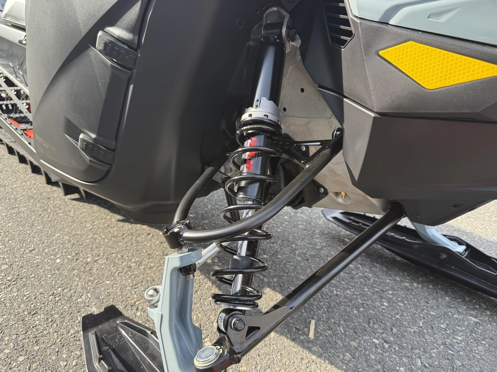 2027 Ski-doo Summit Edge 165 850 E-tec Powdermax X-light 3.0' Shot alt