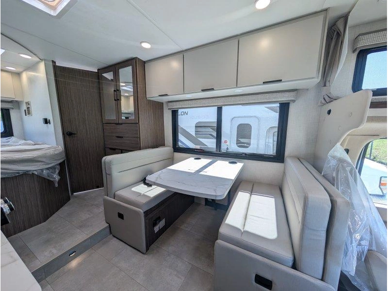 Thor Motor Coach Echelon Lc21 2027 alt