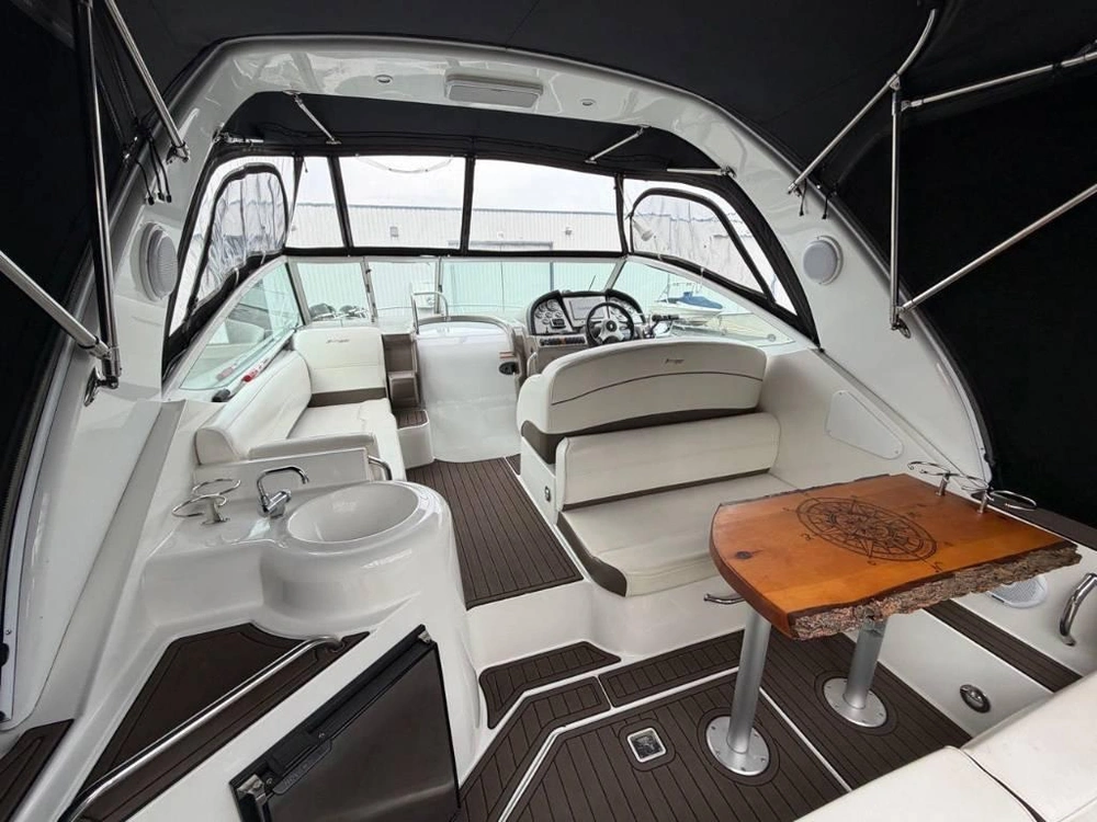 2011 Cruisers Yachts 300 Express alt