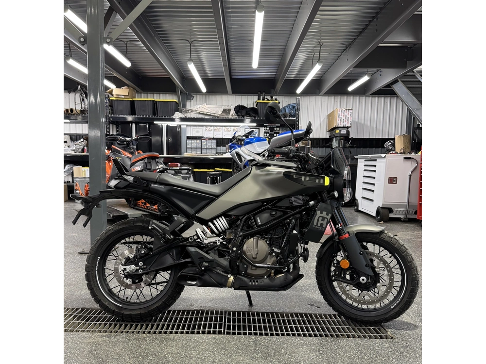 Husqvarna Svartpilen 401 2024 alt