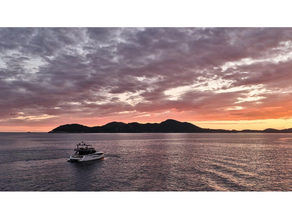 Prestige Yachts M7 2028 alt