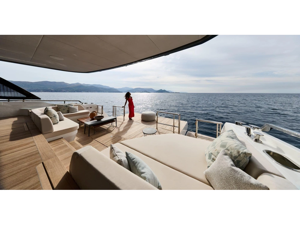 Prestige Yachts M7 2028 alt