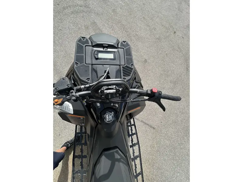 2025 Ski-Doo SUMMIT ADR W/ EDGE PKG 154 600 E-TEC POWDERMAX X-LIGHT FLEXEDGE 2.5" SHOT
