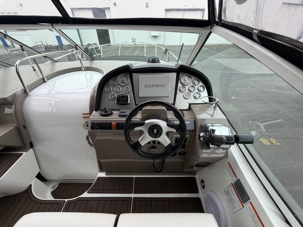 2011 Cruisers Yachts 300 Express alt