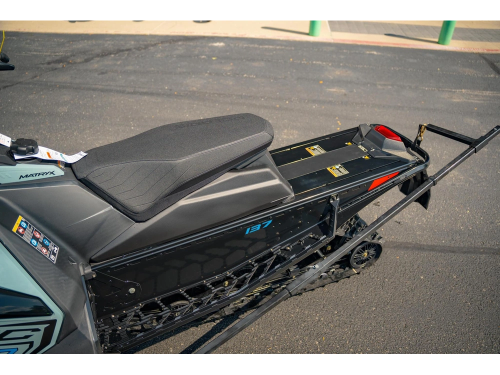2026 Polaris 850 Indy Xc 137 Gloss Black / Blue Dusk