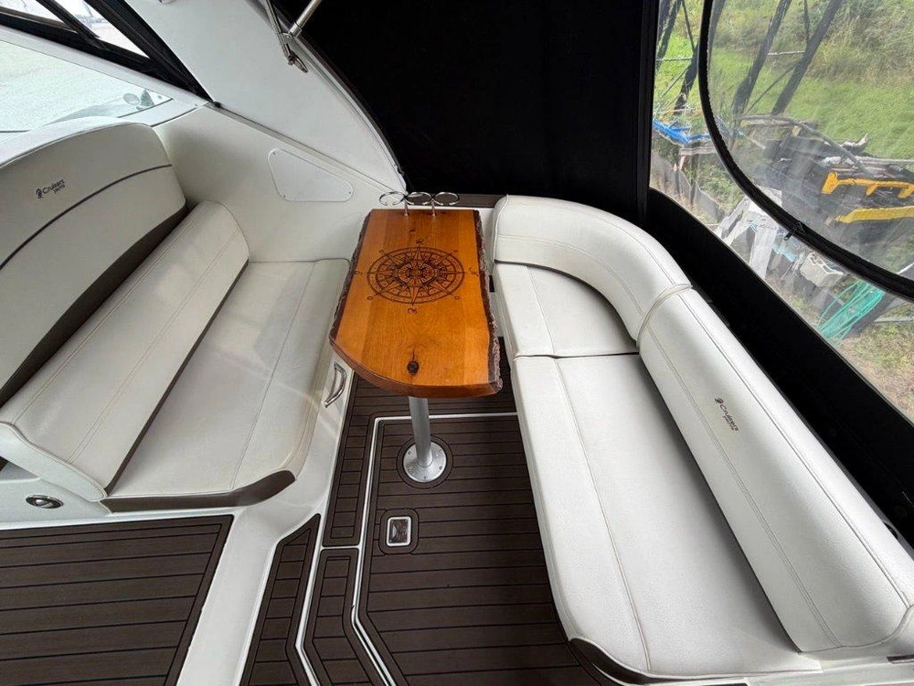 2011 Cruisers Yachts 300 Express alt