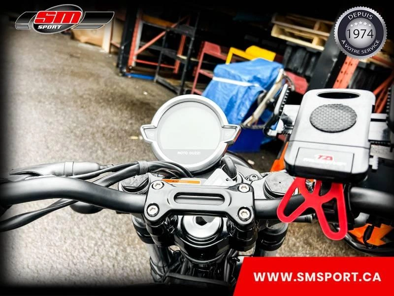 2021 Moto Guzzi V7 Stone alt