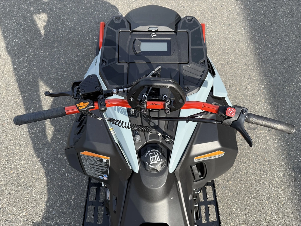 2027 Ski-doo Summit Edge 165 850 E-tec Powdermax X-light 3.0' Shot alt