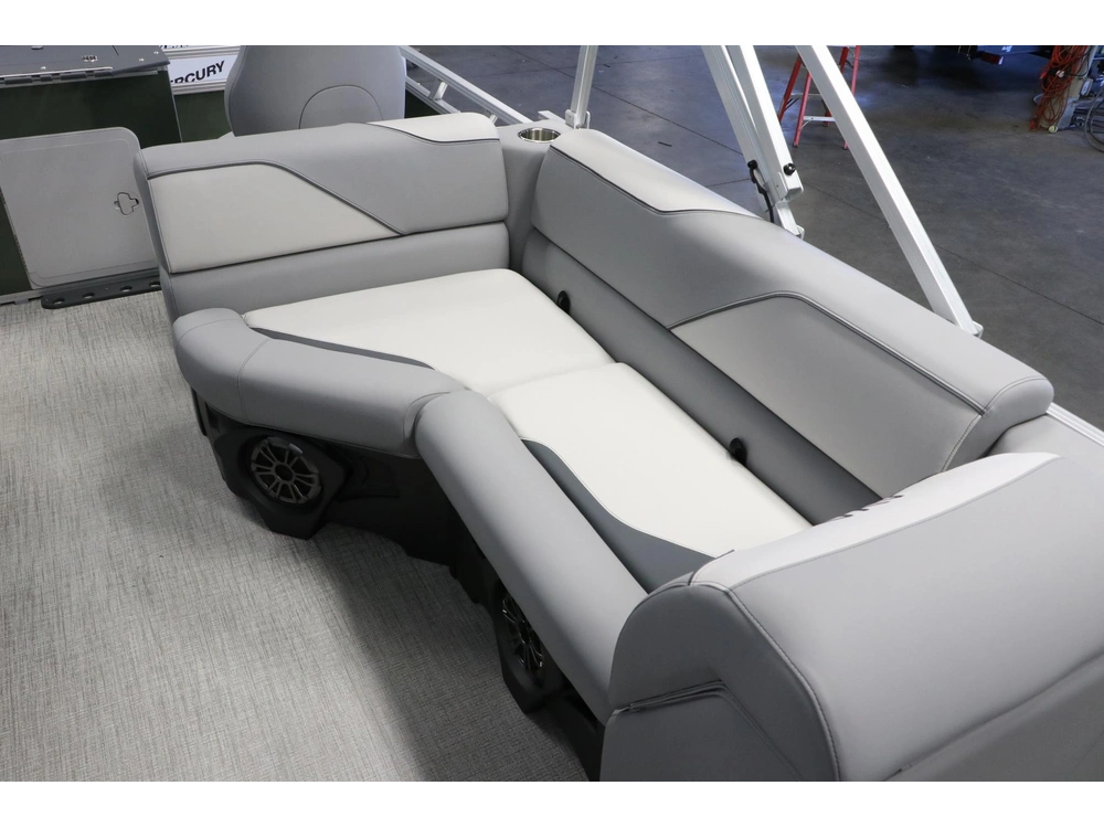 2027 Avalon Venture 2180 Rf + Yamaha 70 Hp alt