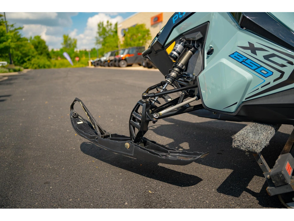 2026 Polaris 850 Indy Xc 137 Gloss Black / Blue Dusk